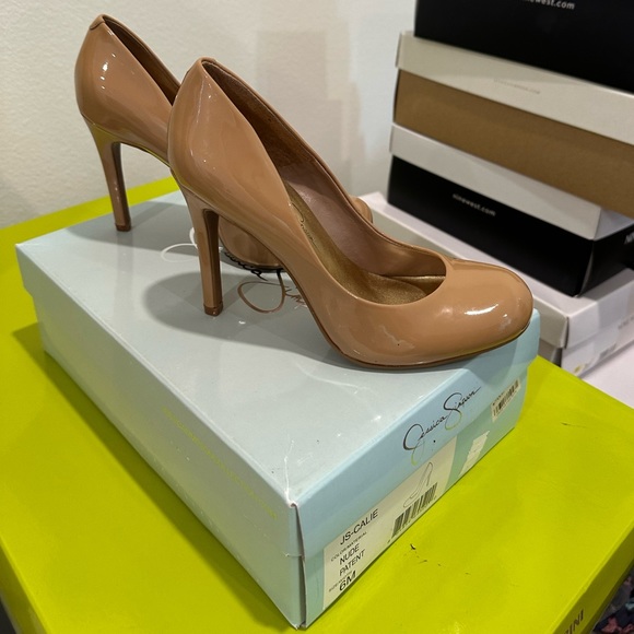 Jessica Simpson Nude patent heel - Picture 4 of 6